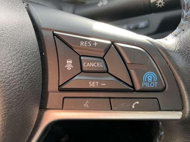 �n���h���̉E���ɂ̓v���p�C���b�g�̃X�C�b�`����������Ă��܂��B�������H�őO�ԂɒǏ]�N���[�Y�i�A�N�Z���E�u���[�L�E�n���h������j���ł��ĉ^�]�̔����y�����܂��B