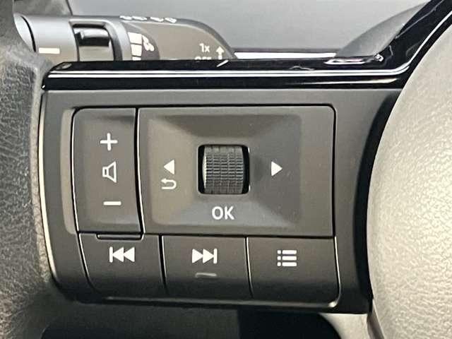 �X�e�A�����O�̍����ɁA�I�[�f�B�I�̑��삪�ł���X�C�b�`�𑕔����Ă��܂��B�n���h�������𗣂�������ł��ĕ֗��ł��B