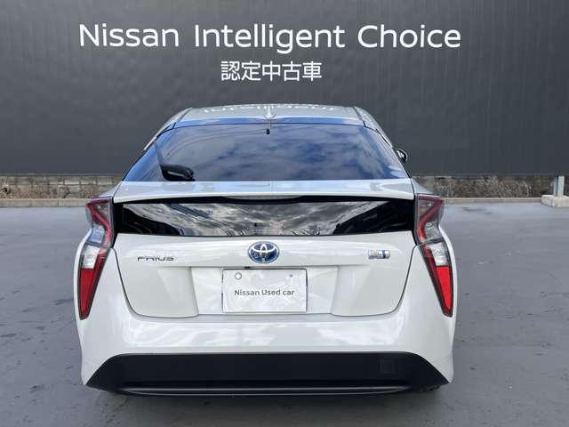プリウス １．８　Ｓ　社外ナビ　バックカメラ　ＬＥＤヘッドライト　ＬＥＤヘット　盗難防止システム　ＡＣ　ナビ＆ＴＶ　バックガイドモニター　ＥＴＣ車載器　運転席パワーウィンドウ　サイドエアバック　メモリーナビゲーション　リモコンキー　ＡＢＳ　ワンセグ　助手席エアバック（5枚目）