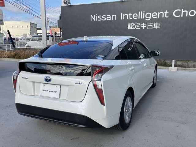 プリウス １．８　Ｓ　社外ナビ　バックカメラ　ＬＥＤヘッドライト　ＬＥＤヘット　盗難防止システム　ＡＣ　ナビ＆ＴＶ　バックガイドモニター　ＥＴＣ車載器　運転席パワーウィンドウ　サイドエアバック　メモリーナビゲーション　リモコンキー　ＡＢＳ　ワンセグ　助手席エアバック（6枚目）