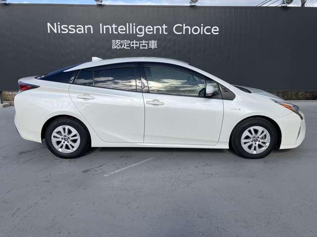 プリウス １．８　Ｓ　社外ナビ　バックカメラ　ＬＥＤヘッドライト　ＬＥＤヘット　盗難防止システム　ＡＣ　ナビ＆ＴＶ　バックガイドモニター　ＥＴＣ車載器　運転席パワーウィンドウ　サイドエアバック　メモリーナビゲーション　リモコンキー　ＡＢＳ　ワンセグ　助手席エアバック（7枚目）