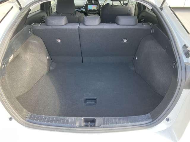 プリウス １．８　Ｓ　社外ナビ　バックカメラ　ＬＥＤヘッドライト　ＬＥＤヘット　盗難防止システム　ＡＣ　ナビ＆ＴＶ　バックガイドモニター　ＥＴＣ車載器　運転席パワーウィンドウ　サイドエアバック　メモリーナビゲーション　リモコンキー　ＡＢＳ　ワンセグ　助手席エアバック（8枚目）