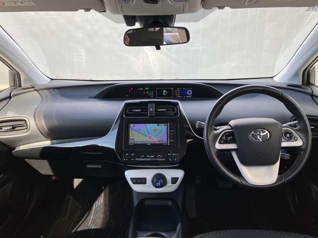 プリウス １．８　Ｓ　社外ナビ　バックカメラ　ＬＥＤヘッドライト　ＬＥＤヘット　盗難防止システム　ＡＣ　ナビ＆ＴＶ　バックガイドモニター　ＥＴＣ車載器　運転席パワーウィンドウ　サイドエアバック　メモリーナビゲーション　リモコンキー　ＡＢＳ　ワンセグ　助手席エアバック（9枚目）