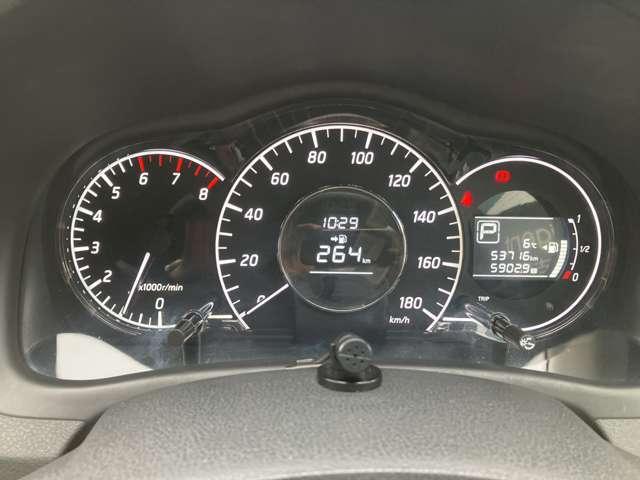 ���Ƀ^�R���[�^�[�E�ɃX�s�[�h���[�^�[��z�u�B�I�[�\�h�b�N�X�ȃ��C�A�E�g�Ō��₷�����[�^�[�ł��B