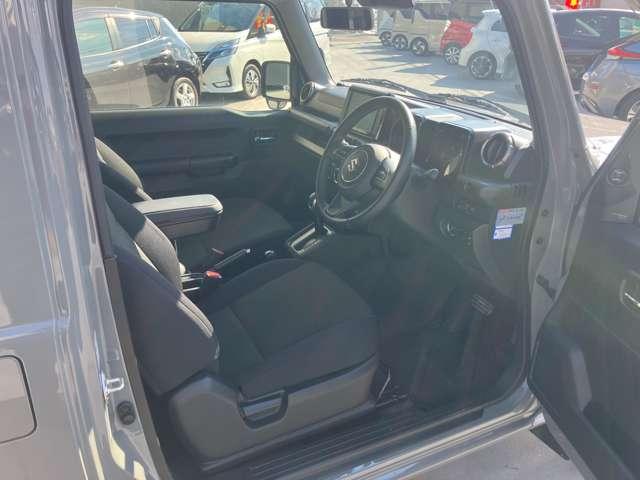 �h�A�J�������傫���A���~�肵�₷���ƍD�]�ł��B�܂��A�����ʒu�������̂ŉ^�]���̎��E���ǂ����S���ĉ^�]�ł��܂��B