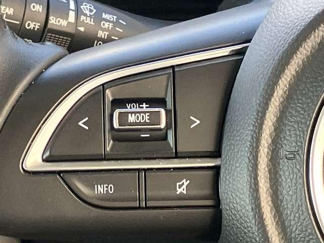 �X�e�A�����O�̍����ɁA�I�[�f�B�I�̑��삪�ł���X�C�b�`�𑕔����Ă��܂��B�n���h�������𗣂�������ł��ĕ֗��ł��B