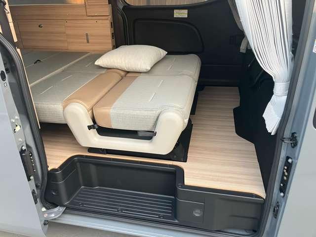 キャラバン 2.0 プレミアムGX ロングボディ マルチベッド テーブル 当社試乗車UP 折り畳みベッド テーブル (4枚目)