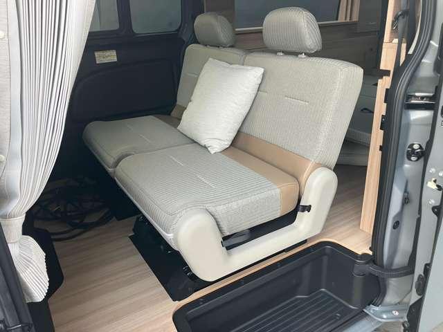 キャラバン 2.0 プレミアムGX ロングボディ マルチベッド テーブル 当社試乗車UP 折り畳みベッド テーブル (5枚目)