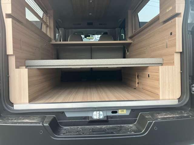 キャラバン 2.0 プレミアムGX ロングボディ マルチベッド テーブル 当社試乗車UP 折り畳みベッド テーブル (8枚目)