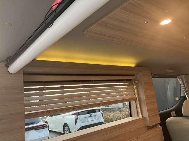 キャラバン 2.0 プレミアムGX ロングボディ マルチベッド テーブル 当社試乗車UP 折り畳みベッド テーブル (11枚目)