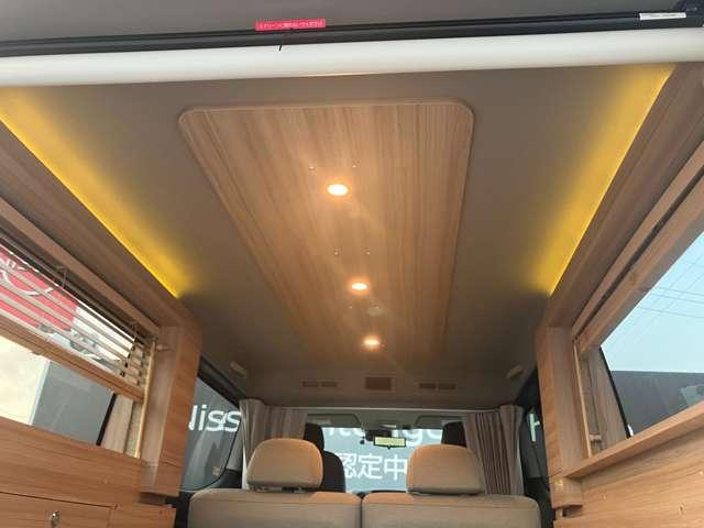 キャラバン 2.0 プレミアムGX ロングボディ マルチベッド テーブル 当社試乗車UP 折り畳みベッド テーブル (12枚目)