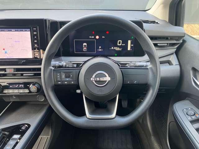 �c�`��̃X�e�A�����O�B��~���ɑ����������X���[�Y�ɏ��~��ł��܂��B�����ɃI�[�f�B�I�Ȃǂ𑀍�o����X�C�b�`�𑕔����Ă��܂��B