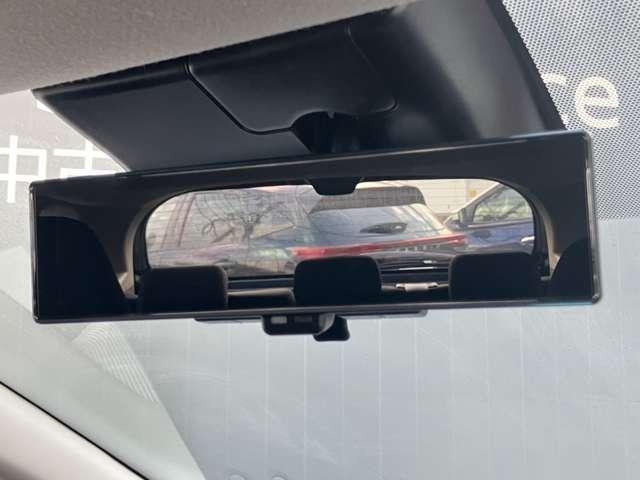 �㕔���Ȃ̐l��A�ו��Ɏ��E���ז����ꂸ�Ɏԗ�����̃J�����f�����~���[�ʂɉf���o���āA���ł��N���A�Ȍ�����E���m�ۂ���A�C���e���W�F���g���[���~���[�𑕔����Ă��܂��B