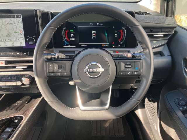 �c�`��̃X�e�A�����O�B��~���ɑ����������X���[�Y�ɏ��~��ł��܂��B�����ɃI�[�f�B�I�Ȃǂ𑀍�o����X�C�b�`�𑕔����Ă��܂��B