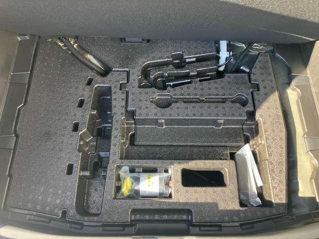 ���P�b�W�{�[�h�̉��Ƀ^�C���p���N�C���L�b�g����������Ă��܂��B��-�o���������Ԃ̃o�b�e���[�̓��Q�b�W���ɑ�������Ă��܂��B