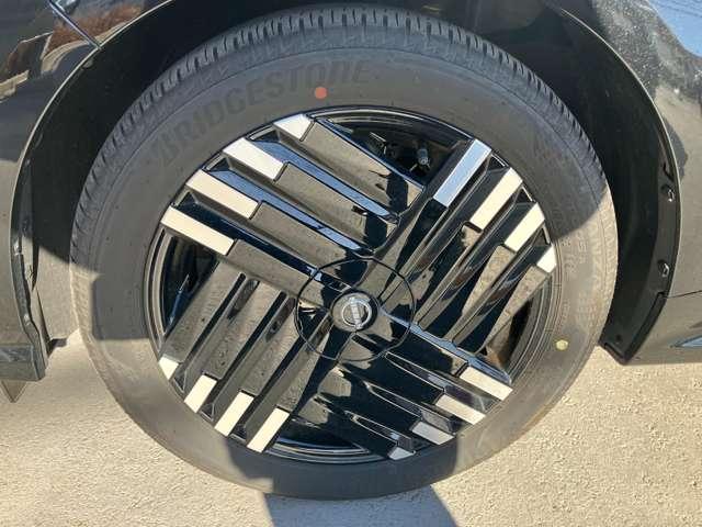 �����̂P�V�C���`�A���~�z�C�[���𑕒����Ă���܂��B�^�C���T�C�Y�͂Q�O�T�^�T�O�q�P�V�ł��B