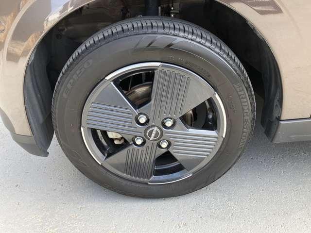 �����T�N����p�f�U�C���̂P�S�C���`�A���~�z�C�[���𑕒����Ă���܂��B�^�C���T�C�Y�͂P�T�T�^�U�T�q�P�S�ł��B