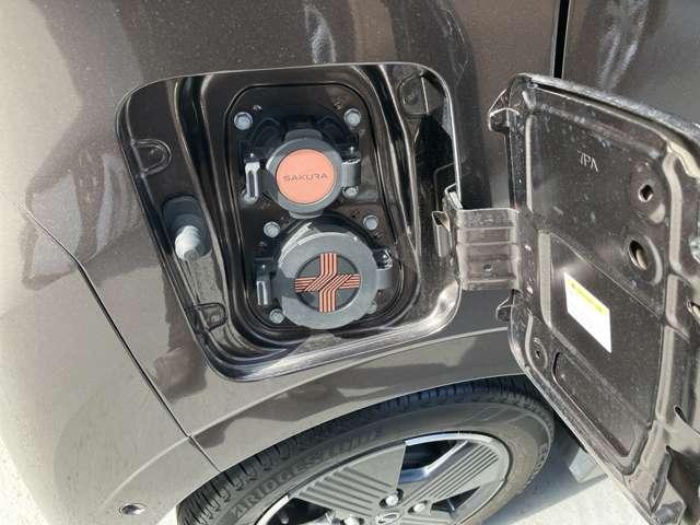 �[�d�|�[�g�ł��B�㑤�͕��ʏ[�d�p�B�������}���[�d�p�ƂȂ��Ă���܂��B