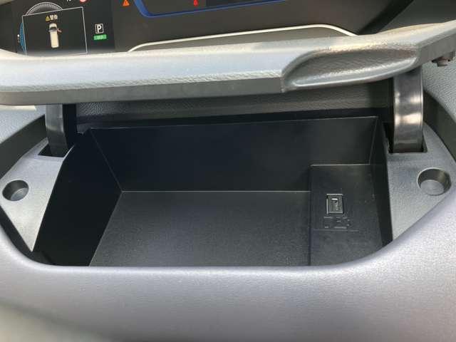 �^�]�ȑO���ɊW�t���̎��[�X�y�[�X���L��܂��B�X�}�z�̏[�d�Ɏg����t�r�a�W���b�N����������Ă��܂��B