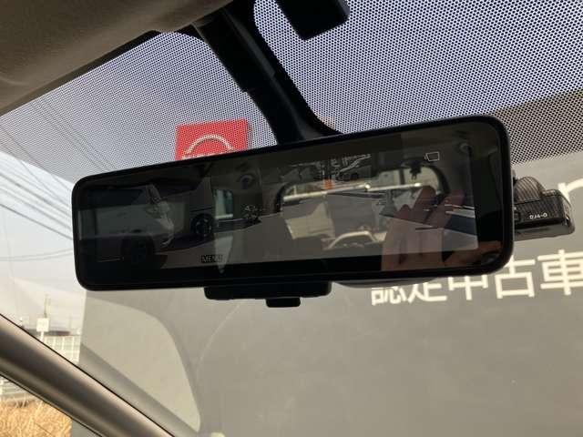 �㕔���Ȃ̐l��A�ו��Ɏ��E���ז����ꂸ�Ɏԗ�����̃J�����f�����~���[�ʂɉf���o���āA���ł��N���A�Ȍ�����E���m�ۂ���A�C���e���W�F���g���[���~���[�𑕔����Ă��܂��B