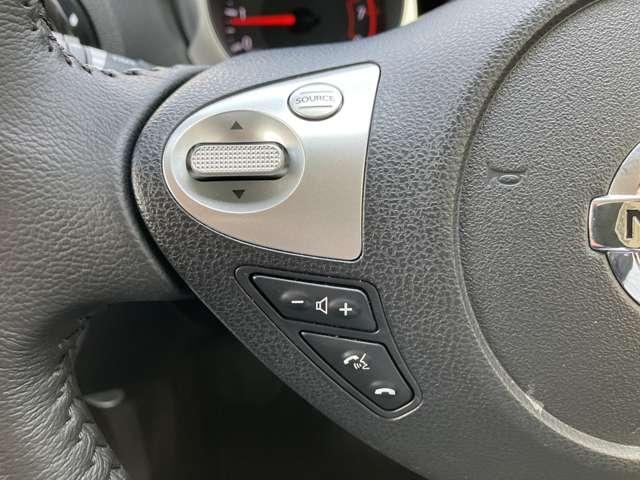 �X�e�A�����O�̍����ɁA�I�[�f�B�I�̑��삪�ł���X�C�b�`�𑕔����Ă��܂��B�n���h�������𗣂�������ł��ĕ֗��ł��B