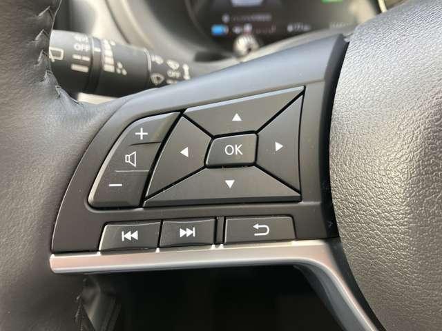 �X�e�A�����O�̍����ɁA�I�[�f�B�I�̑��삪�ł���X�C�b�`�𑕔����Ă��܂��B�n���h�������𗣂�������ł��ĕ֗��ł��B