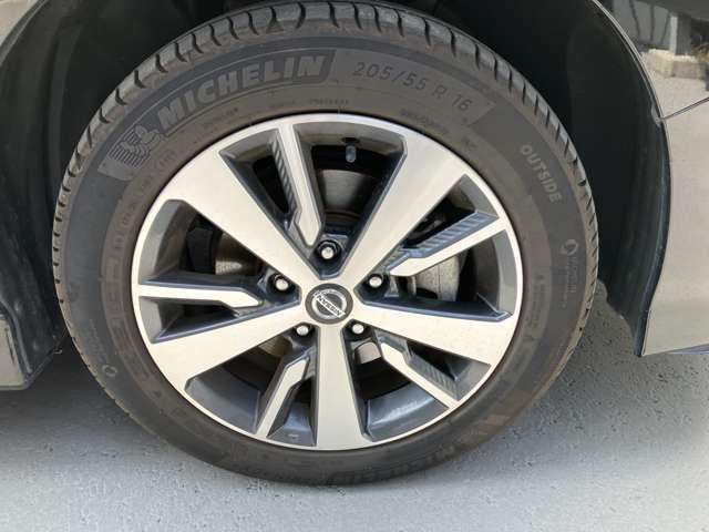 �����̂P�U�C���`�A���~�z�C�[���𑕒����Ă���܂��B�^�C���T�C�Y�͂Q�O�T�^�T�T�q�P�U�ł��B