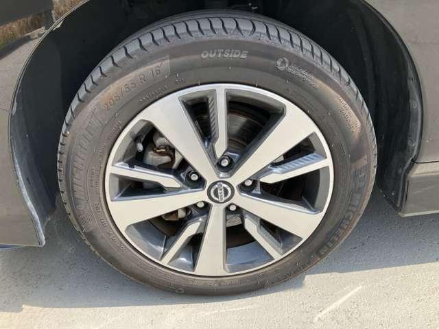 �����̂P�U�C���`�A���~�z�C�[���𑕒����Ă���܂��B�^�C���T�C�Y�͂Q�O�T�^�T�T�q�P�U�ł��B