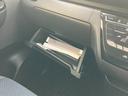 助手席前方のグローブボックス。車検証などの収納に!