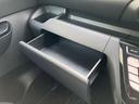 助手席側収納。上下に分かれていてたっぷり収納できますので便利ですよ。