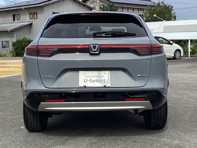 ヴェゼル ｅ：ＨＥＶＺ　当社デモカー・ＨＯＮＤＡＣＯＮＮＥＣＴディスプレー＋ＥＴＣ２．０＋ワイヤレス充電器・運転席助手席シートヒーター・後退出庫サポート・ハンズフリーアクセスパワーテールゲート・マルチビューカメラ　スマキ（8枚目）