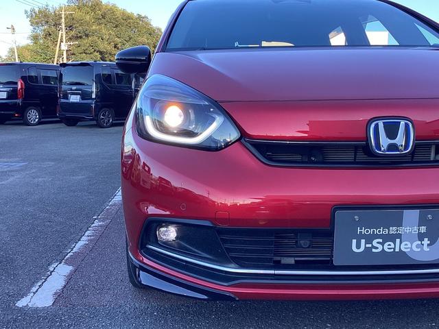 フィット ｅ：ＨＥＶホームブラックスタイル　当社デモカー・ディスプレイオーディオ／ＨＤＭＩ／ＵＳＢ／Ｂｌｕｅｔｏｏｔｈ接続・リアカメラ・前後ドラレコ・ＥＴＣ・ＬＥＤヘッドライト・衝突軽減ブレーキ・クルーズコントロール・スマートキー　Ｂカメラ（24枚目）