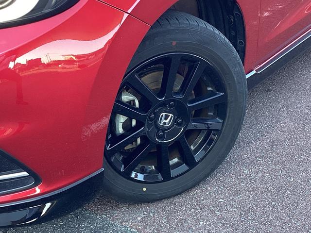 フィット ｅ：ＨＥＶホームブラックスタイル　当社デモカー・ディスプレイオーディオ／ＨＤＭＩ／ＵＳＢ／Ｂｌｕｅｔｏｏｔｈ接続・リアカメラ・前後ドラレコ・ＥＴＣ・ＬＥＤヘッドライト・衝突軽減ブレーキ・クルーズコントロール・スマートキー　Ｂカメラ（25枚目）