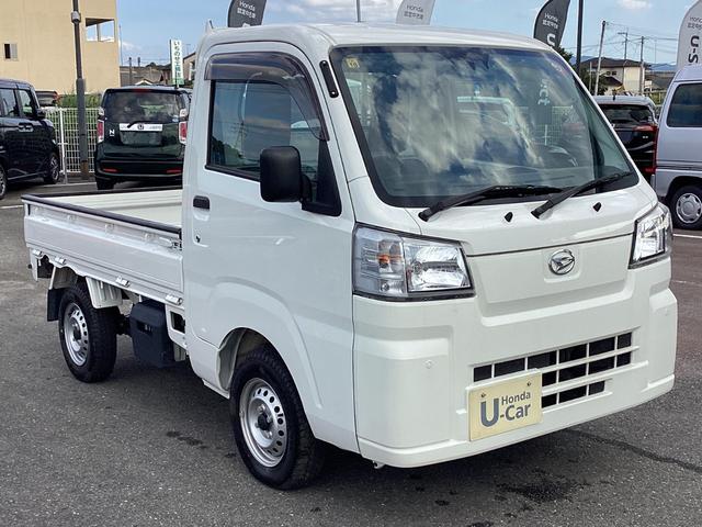 ハイゼットトラック スタンダード　当社代車使用車両・５ＭＴ・４ＷＤ・スマアシ・エアコン・パワステ・ラジオ　整備記録簿有　ＷエアＢ　コーナーセンサ　Ａストップ　パートタイム４ＷＤ　横滑り防止装置　オートエアコン　エアバック　禁煙車（3枚目）