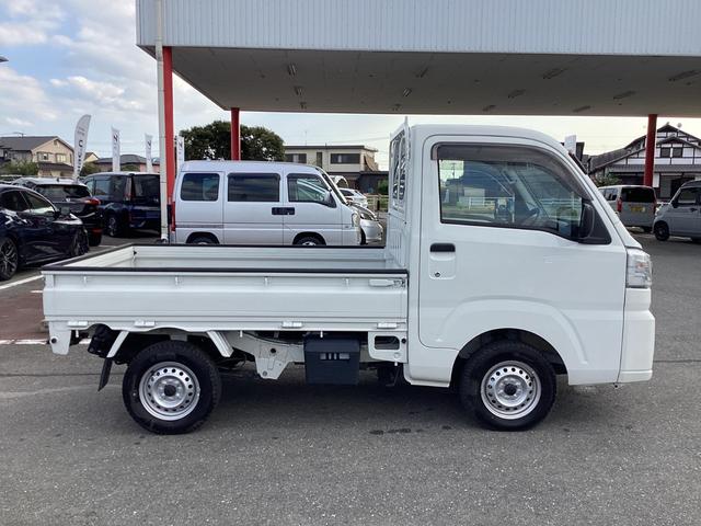 ハイゼットトラック スタンダード　当社代車使用車両・５ＭＴ・４ＷＤ・スマアシ・エアコン・パワステ・ラジオ　整備記録簿有　ＷエアＢ　コーナーセンサ　Ａストップ　パートタイム４ＷＤ　横滑り防止装置　オートエアコン　エアバック　禁煙車（18枚目）