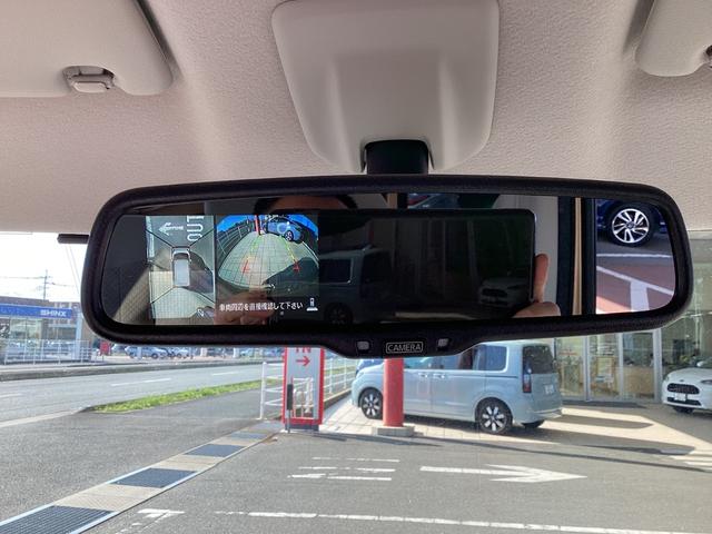 カメラ画像は切り替えでルームミラーにも映し出せます