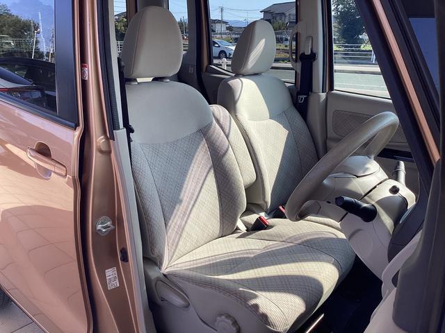 ゆとりのあるサイズで快適な座り心地のフロントシートです。しっかりとホールド性をもたせ、長距離でも疲れにくくなっています！