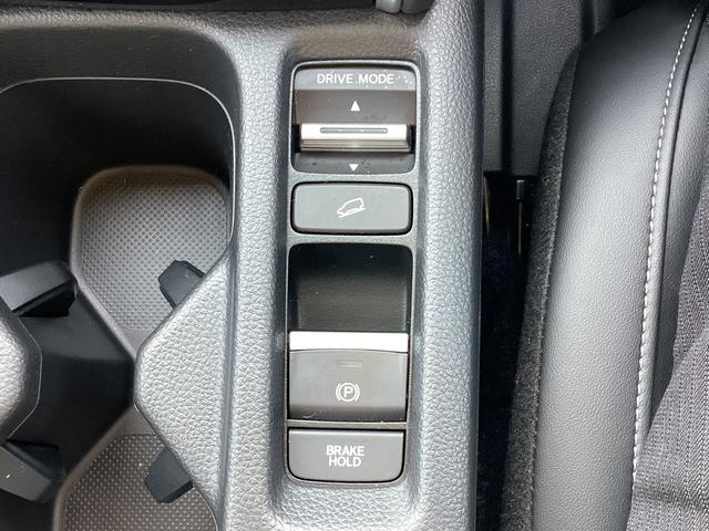 ヴェゼル ｅ：ＨＥＶＺ　ＨＯＮＤＡＣＯＮＮＥＣＴディスプレ－＋ＥＴＣ２．０＋ワイヤレス充電器　地デジ　運転席助手席シートヒーター　後退出庫サポート　ブラインドスポットインフォメーション　アダプティブドライビングビーム　イモビ（32枚目）