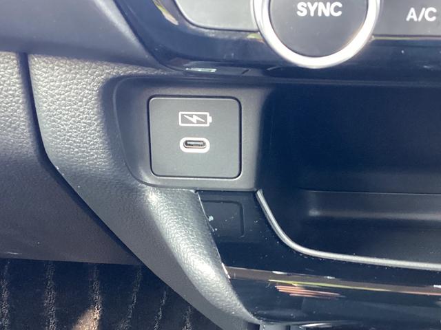 ヴェゼル ｅ：ＨＥＶＺ　ＨＯＮＤＡＣＯＮＮＥＣＴディスプレ－＋ＥＴＣ２．０＋ワイヤレス充電器　地デジ　運転席助手席シートヒーター　後退出庫サポート　ブラインドスポットインフォメーション　アダプティブドライビングビーム　イモビ（35枚目）