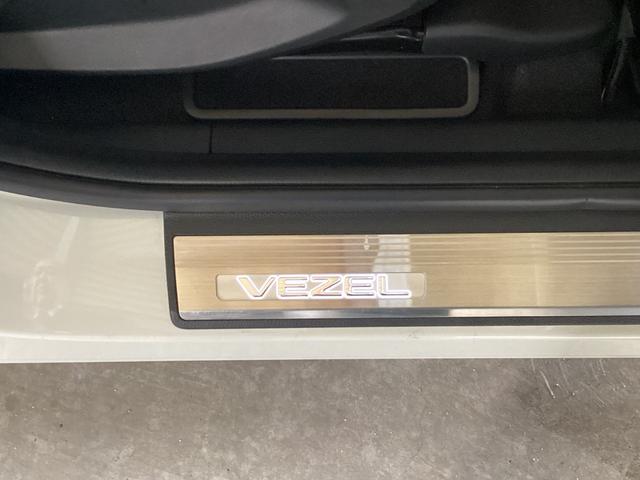 ヴェゼル ｅ：ＨＥＶＺ　ＨＯＮＤＡＣＯＮＮＥＣＴディスプレ－＋ＥＴＣ２．０＋ワイヤレス充電器　地デジ　運転席助手席シートヒーター　後退出庫サポート　ブラインドスポットインフォメーション　アダプティブドライビングビーム　イモビ（39枚目）