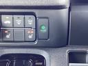 ECON・燃費のいい運転時にはメーター内の証明がグリーンに。クルマ全体を低燃費モードにします、あなたのエコ運転を、あの手この手でサポートします。