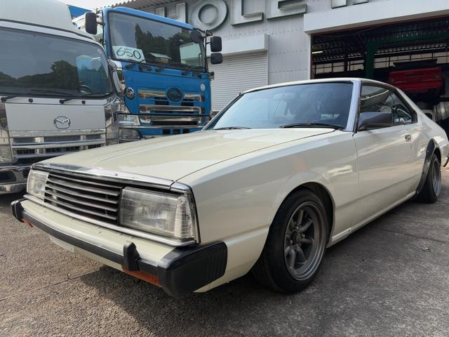 スカイライン ●型式/E-HGC211改●排気量/1990cc●乗車定員/5人●マニュアル5速●L20●ソレックス40Φ●タコ足●ストレートマフラー●ワタナベ14インチホイール●四輪ディスクブレーキ●パワステ付き(6枚目)