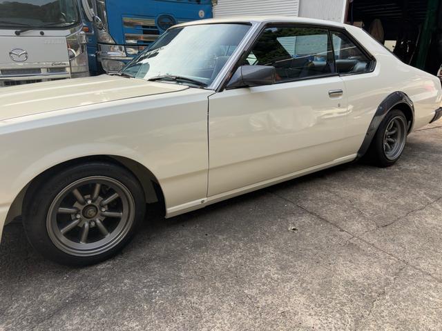 スカイライン ●型式/E-HGC211改●排気量/1990cc●乗車定員/5人●マニュアル5速●L20●ソレックス40Φ●タコ足●ストレートマフラー●ワタナベ14インチホイール●四輪ディスクブレーキ●パワステ付き(7枚目)