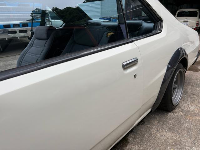 スカイライン ●型式/E-HGC211改●排気量/1990cc●乗車定員/5人●マニュアル5速●L20●ソレックス40Φ●タコ足●ストレートマフラー●ワタナベ14インチホイール●四輪ディスクブレーキ●パワステ付き(8枚目)