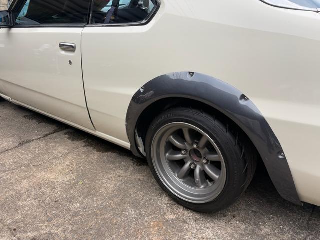 スカイライン ●型式/E-HGC211改●排気量/1990cc●乗車定員/5人●マニュアル5速●L20●ソレックス40Φ●タコ足●ストレートマフラー●ワタナベ14インチホイール●四輪ディスクブレーキ●パワステ付き(10枚目)