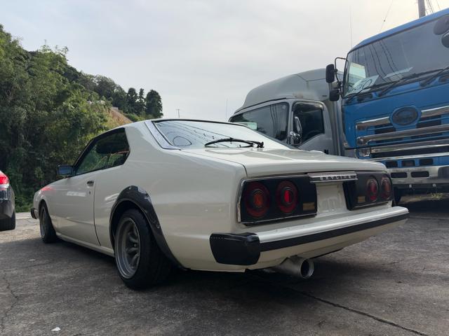 スカイライン ●型式/E-HGC211改●排気量/1990cc●乗車定員/5人●マニュアル5速●L20●ソレックス40Φ●タコ足●ストレートマフラー●ワタナベ14インチホイール●四輪ディスクブレーキ●パワステ付き(11枚目)