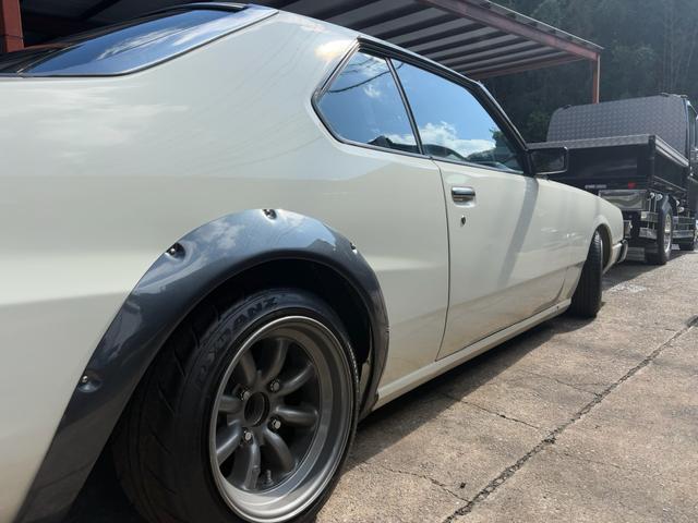 スカイライン ●型式/E-HGC211改●排気量/1990cc●乗車定員/5人●マニュアル5速●L20●ソレックス40Φ●タコ足●ストレートマフラー●ワタナベ14インチホイール●四輪ディスクブレーキ●パワステ付き(17枚目)