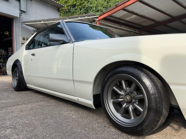 スカイライン ●型式/E-HGC211改●排気量/1990cc●乗車定員/5人●マニュアル5速●L20●ソレックス40Φ●タコ足●ストレートマフラー●ワタナベ14インチホイール●四輪ディスクブレーキ●パワステ付き(20枚目)