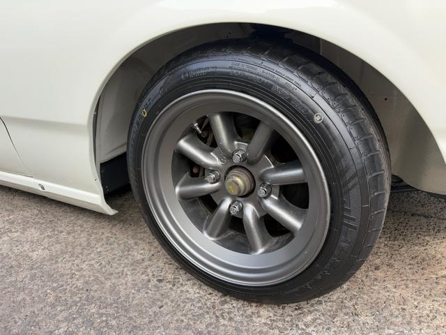 スカイライン ●型式/E-HGC211改●排気量/1990cc●乗車定員/5人●マニュアル5速●L20●ソレックス40Φ●タコ足●ストレートマフラー●ワタナベ14インチホイール●四輪ディスクブレーキ●パワステ付き(21枚目)