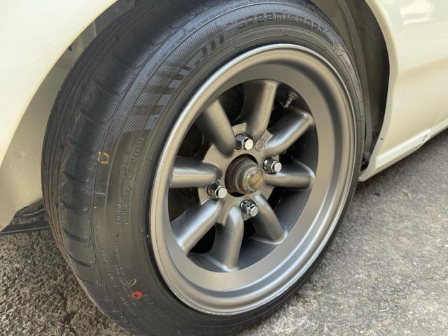 スカイライン ●型式/E-HGC211改●排気量/1990cc●乗車定員/5人●マニュアル5速●L20●ソレックス40Φ●タコ足●ストレートマフラー●ワタナベ14インチホイール●四輪ディスクブレーキ●パワステ付き(22枚目)